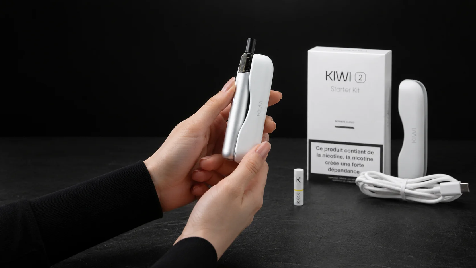 Contenu du coffret Kiwi 2 de Kiwi Vapor : pen, powerbank, cartouche, drip-tip, filtre coton et câble double USB-C