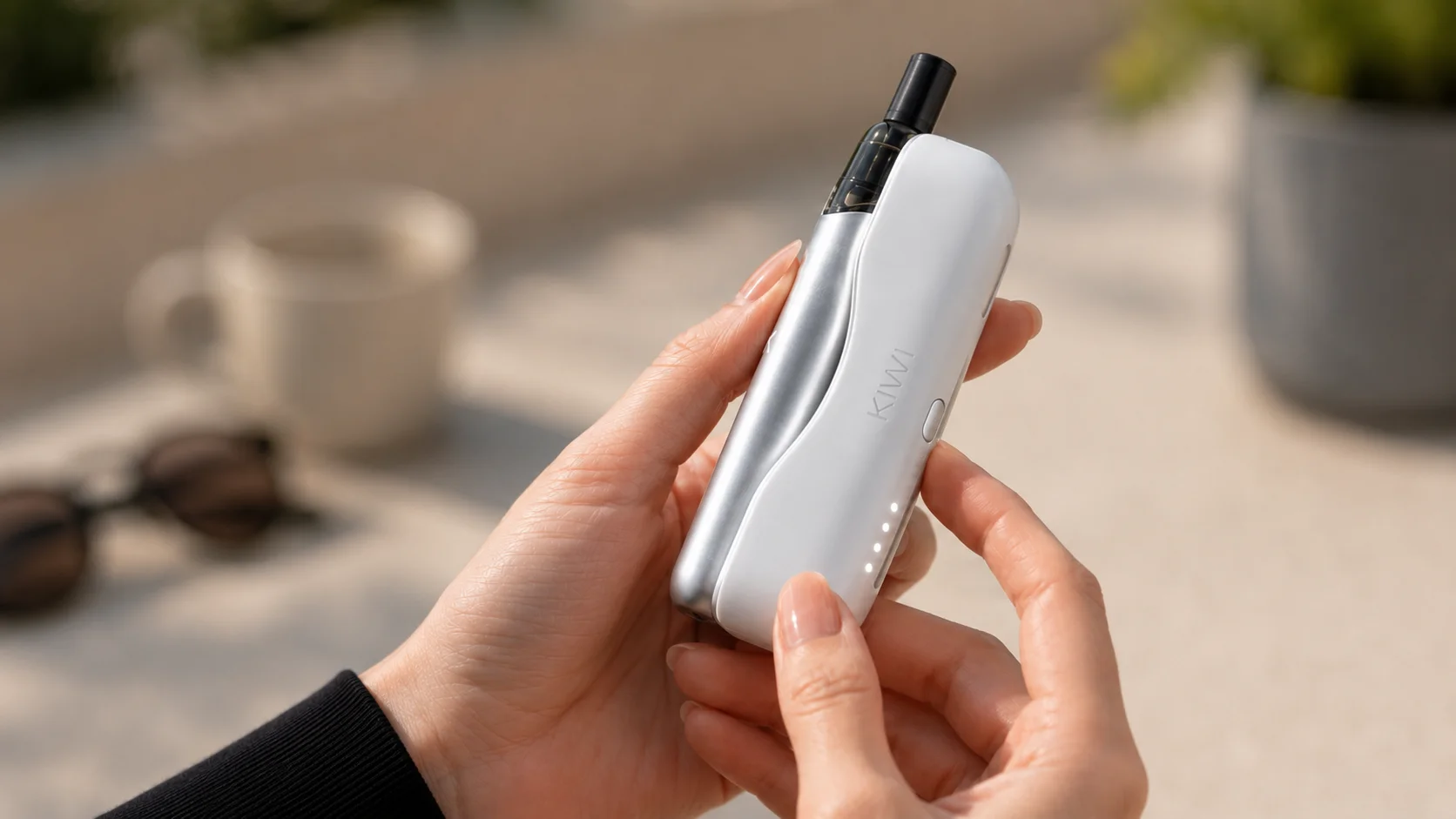 Pen Kiwi 2 fixé par aimant sur sa powerbank, les quatre LED de charge allumées